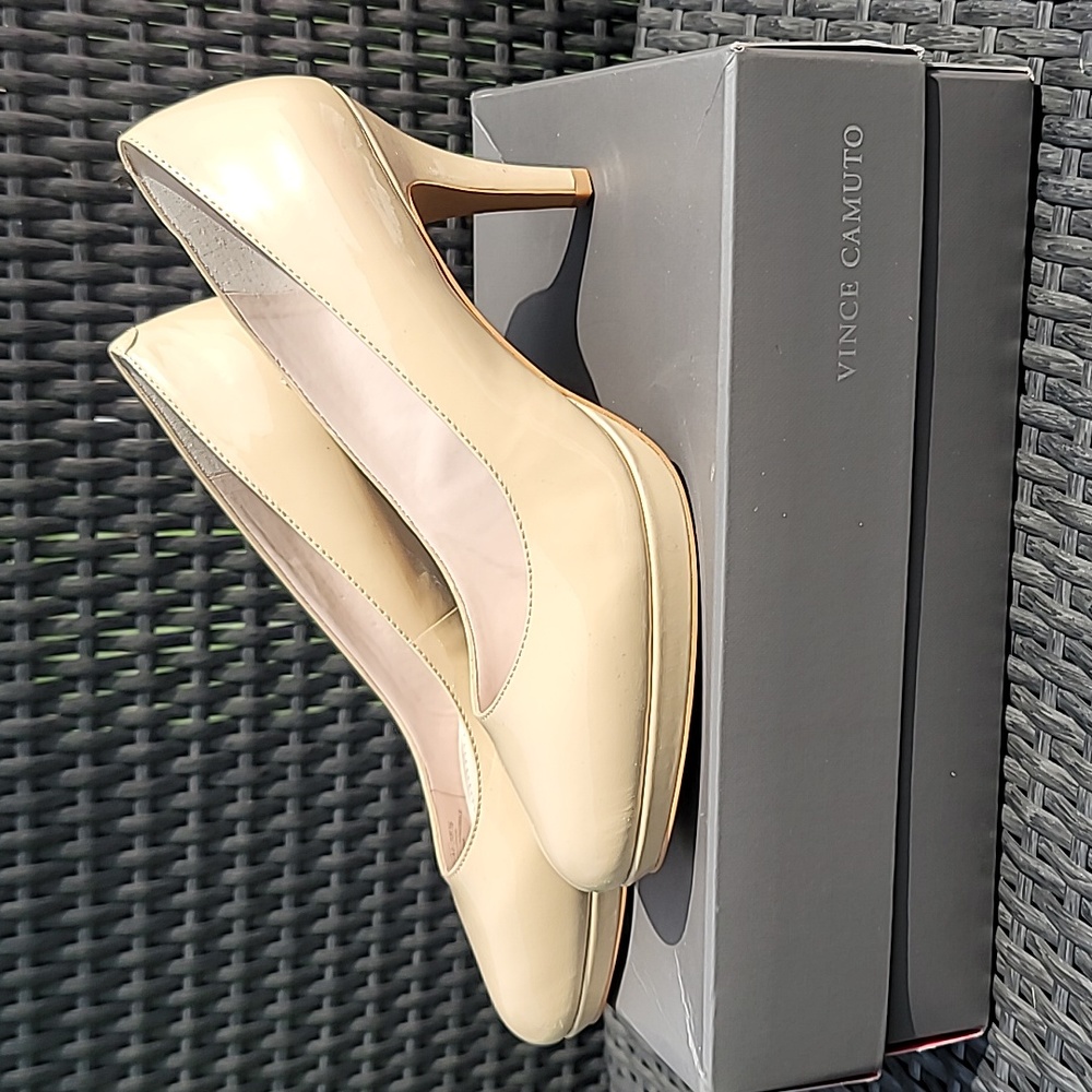 Vince Camuto mini pumps